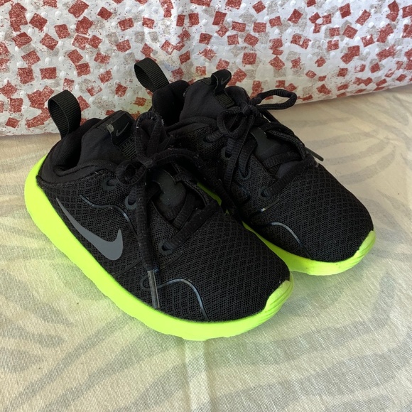 nike black and neon green shoes